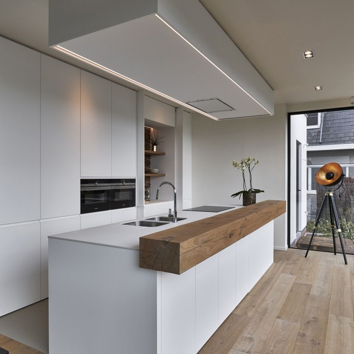 Een keuken kan perfect balanceren tussen strak modern en landelijk.
