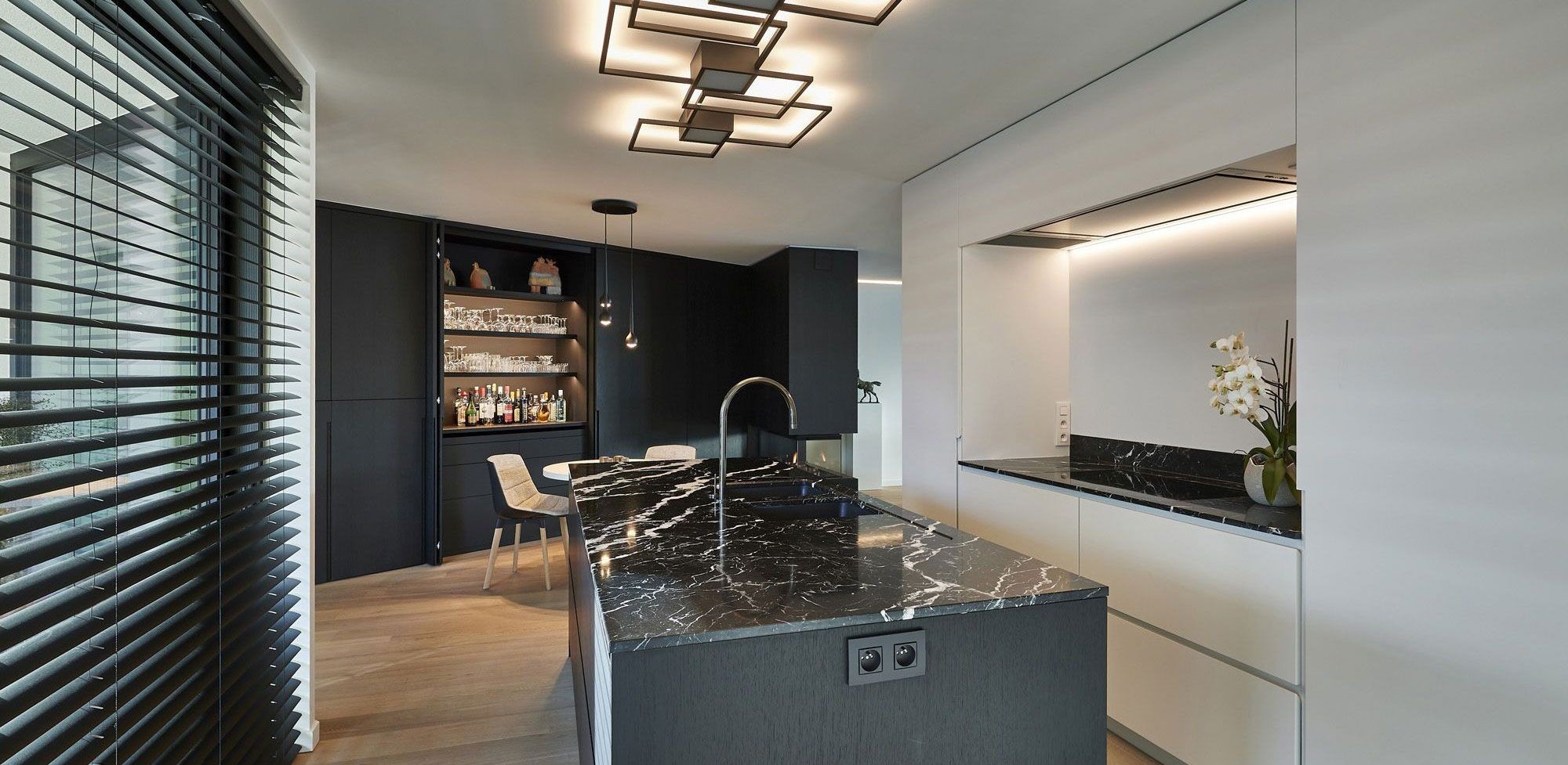 Luxueuze keuken met zwart-wit contrasten